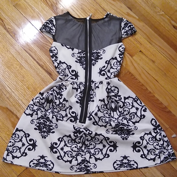 Sold 3/$15 sale Black and white flared dress - Picture 2 of 6